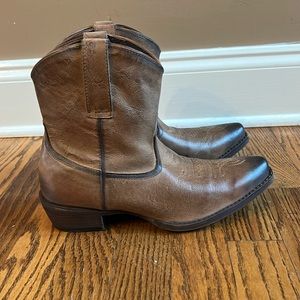 Womens Roper brown cowboy boots- never worn. Size 8